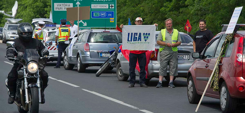 Útlezárással demonstrálnak szinte minden megyében