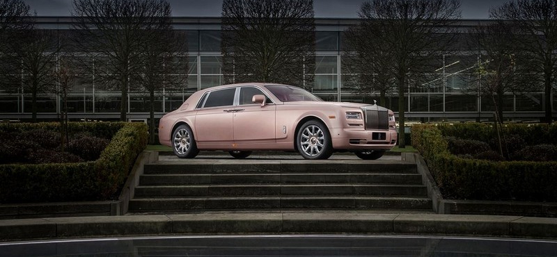 Kissé szokatlan látvány egy hosszított tengelyes Rolls-Royce rózsaszínben