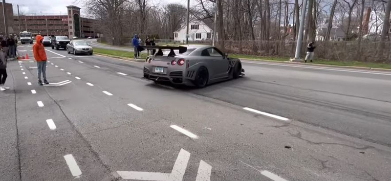 Nem sikerült méltósággal elhagynia az autós összejövetelt egy Nissan GT-R-nek – videó