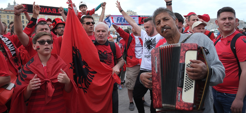 Albán drukkerek megkéseltek egy franciát és egy belgát