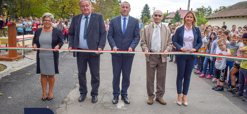 Boldog István átadott egy parkolót, egy kisfiú még trombitált is neki