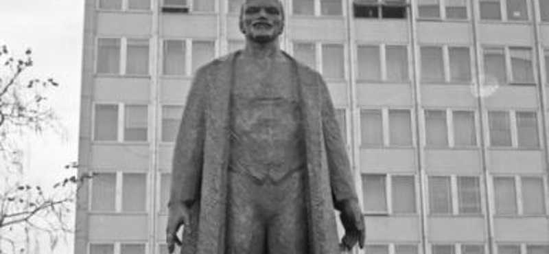 Hanyatt dőlve várja sorsát a Lenin-szobor