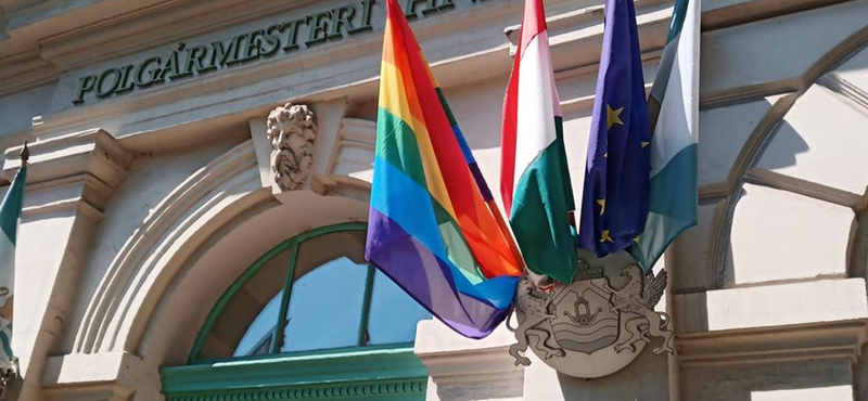 Leszaggatták a szivárványos zászlót a ferencvárosi városházáról