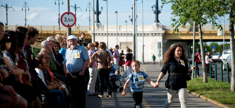 Sárgacsillagos flashmob a Képviselői Irodaháznál