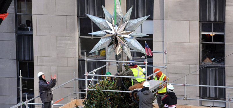 Fotó: gigantikus karácsonyi díszt emeltek a helyére New Yorkban