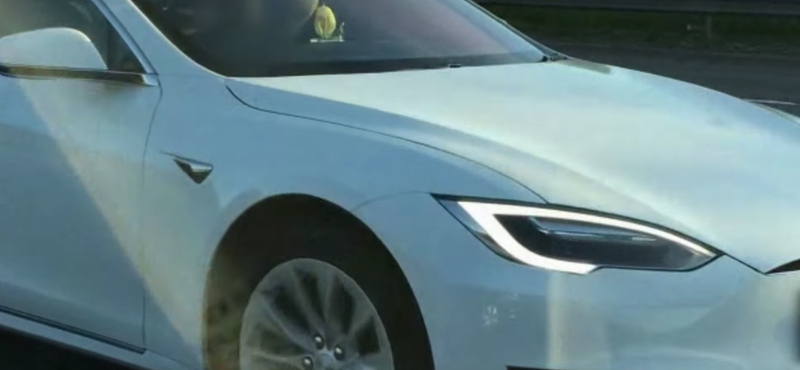 Kitiltottak egy brit Tesla-sofőrt az autópályáról, és nem tudjuk azt mondani, hogy nem jogosan – videó