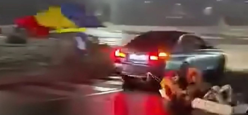 Autó után kötött koporsóval drifteltek egy körfogalomban – videó