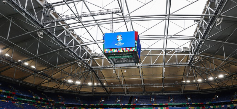 Hajnali négykor ébredt a gelsenkircheni stadionban egy angol drukker – videóval