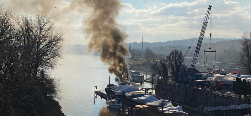 Videó: így oltották a tűzoltók az Árpád hídnál kigyulladt jachtot