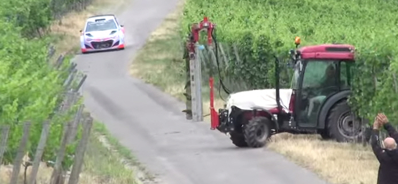 Egy ártatlan traktoros majdnem végzetes találkozása a ralival - videó