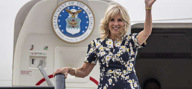 Jill Biden megkoszorúzta Ján Kuciak emlékművét Szlovákiában