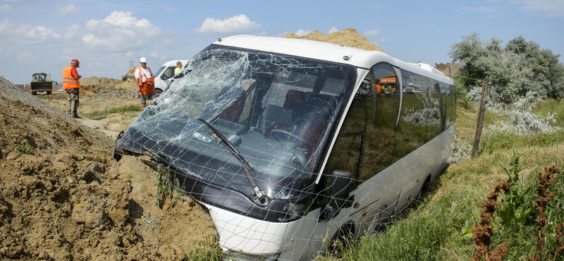 Egy hétfőn árokba hajtott busz miatt teljes útlezárás van az M3-as egy részén