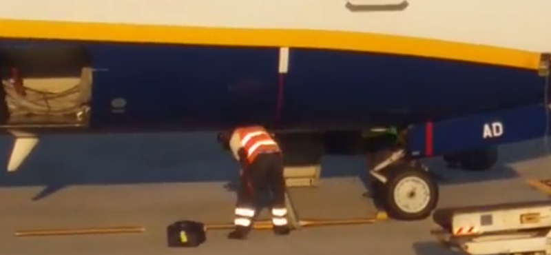 Videó: bőröndöket hajigáltak a Ryanair rakodói