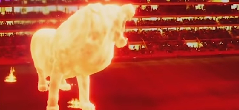 Gigantikus lángoroszlán sétált végig egy argentin stadion lelátóján