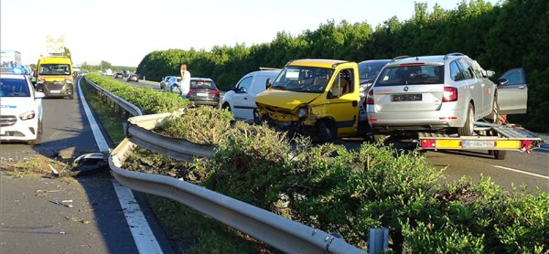 Tömegbalesetet okozott egy trélert vontató bolgár kisteherautó az M5-ös autópályán