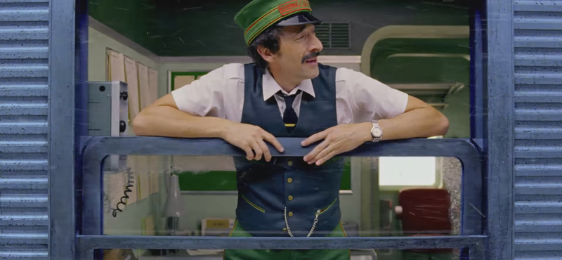 Adrien Brody parádézik a H&M Wes Anderson-féle karácsonyi reklámjában