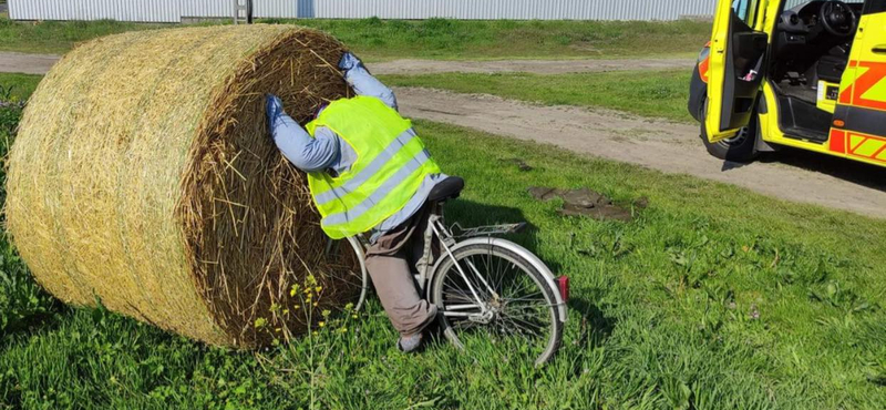 Út melletti szalmabábhoz hívta ki valaki a mentőket