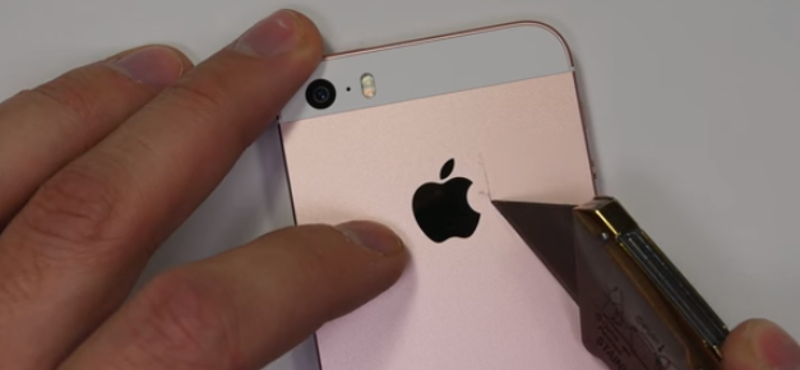 Videó: Itt az iPhone SE tortúratesztje