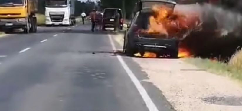 Pillanatok alatt lángba borult egy BMW Sárvárnál – videó