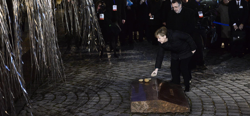 Holokauszt-túlélőkkel rázott kezet Merkel Budapesten