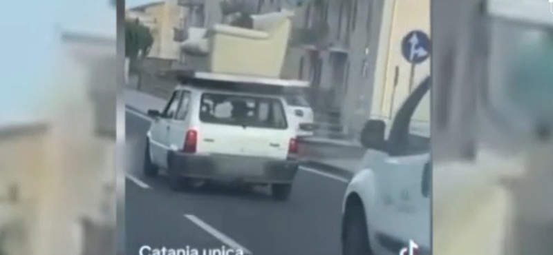 Videó: Egy Fiat Panda tetején szállított kanapéban hevert egy ember