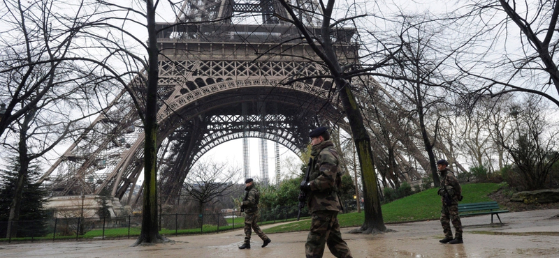 Géppisztolyos katonák védik az Eiffel-tornyot - fotók