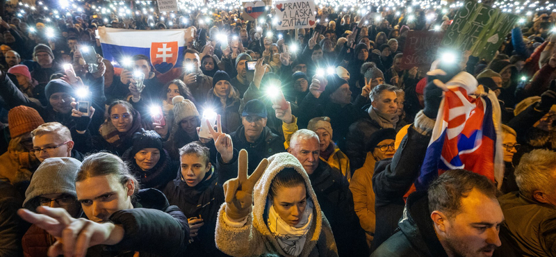 Tízezres ellenzéki tüntetés volt Pozsonyban a Fico-kormány ellen