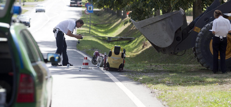 Fotó: kerekesszékes férfit gázolt el egy markoló