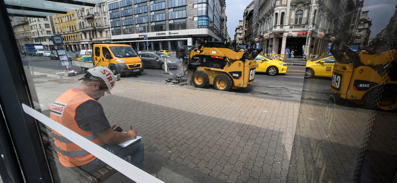 Meghekkelték a Blaha Lujza tér egyik reklámtáblájának hangszóróját, zsidózó szövegeket harsogott