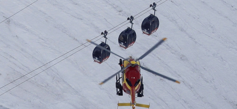 Lehozták a Mont Blanc feletti felvonón éjszakázó turistákat