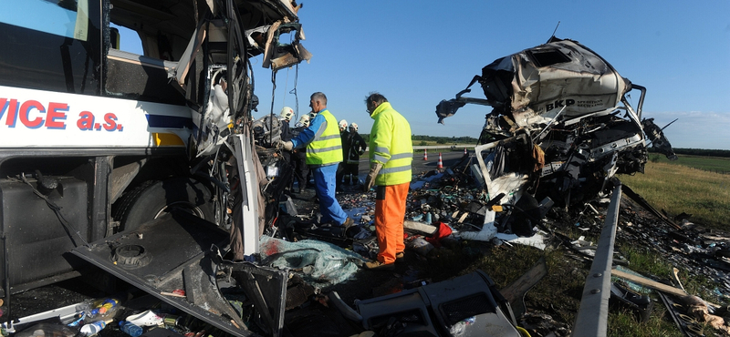 Halálos tömegbaleset történt Győr-Moson megyében - fotók