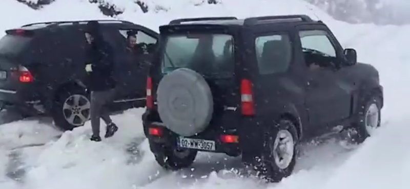 A nap videója: a kis Suzuki hóban alázza meg a nagy BMW-t