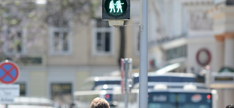 Megfúrták a meleg párokat ábrázoló jelzőlámpákat a linzi jobbosok