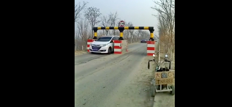 Enyhén szólva is rémisztőek a kínai közúti kapuk – videó