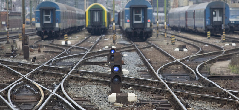 Elvehetik az ingyenes vonatjegyet: Spaller egyelőre nem hátrál