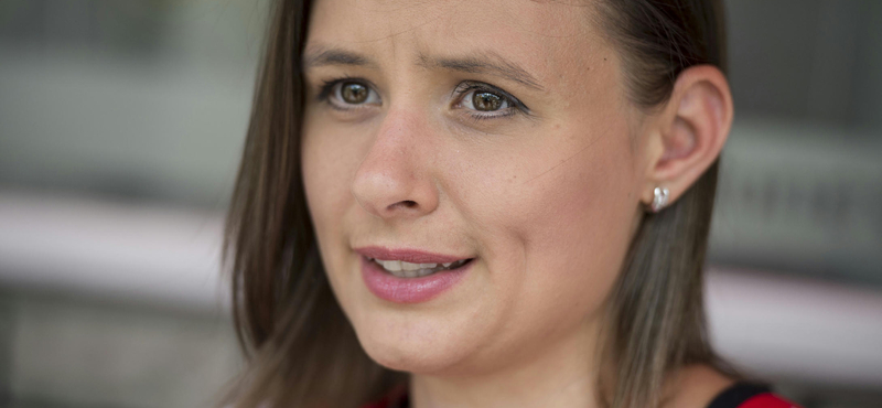 Dúró Dóra lemondott a mentelmi jogáról, miután eljárás indult ellene a plakátátragasztós akciója miatt