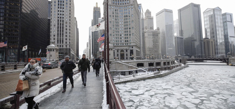 "Öt perc alatt lefagy az orr" – Chicagót elérte három évtized legkeményebb "polar vortexe"