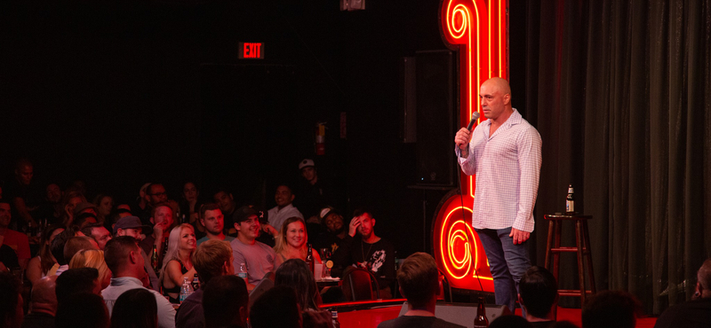 Joe Rogan nem csak egy ámokfutó, de egy generáció hangja is, aki a maga képére formálja a médiát