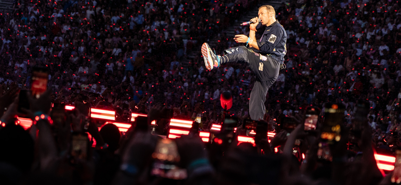 A Coldplay frontembere két koncert között a Duna-parton hallgatott utcazenét