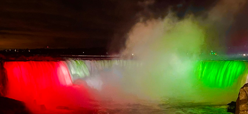 A magyar nemzeti színekben hullik alá a Niagara