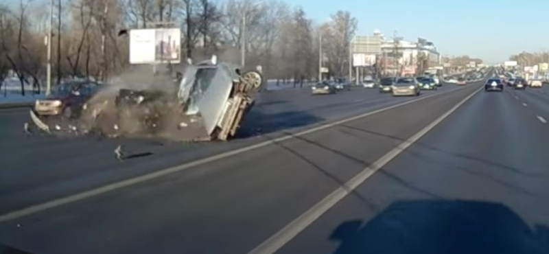 Súlyos balesetet okozott a Lada sofőrje, de mi volt ez előtte? – videó