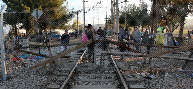 14 méteres árokba zuhant egy illegális bevándorlókkal teli busz Macedóniában