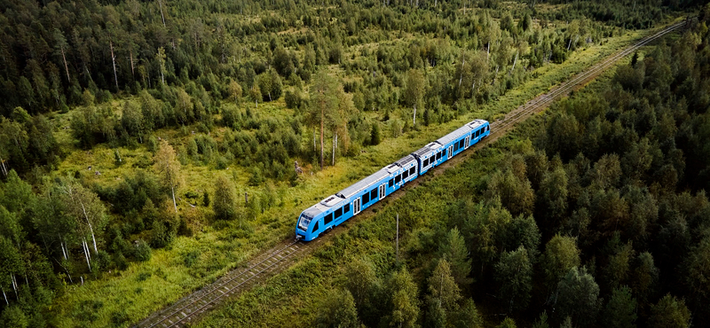 Forgalomba állt a világ első hidrogénvonata: 140 km/h-val is mehet, Magyarországon gyártott alkatrész is van benne