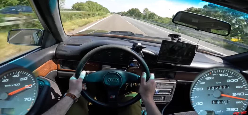 Nagyon retro Audi 200-as, de 250-nel is hasít az Autobahnon - videó