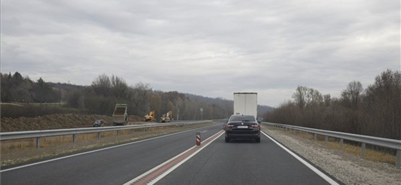 Megindult a domb egy útépítés miatt