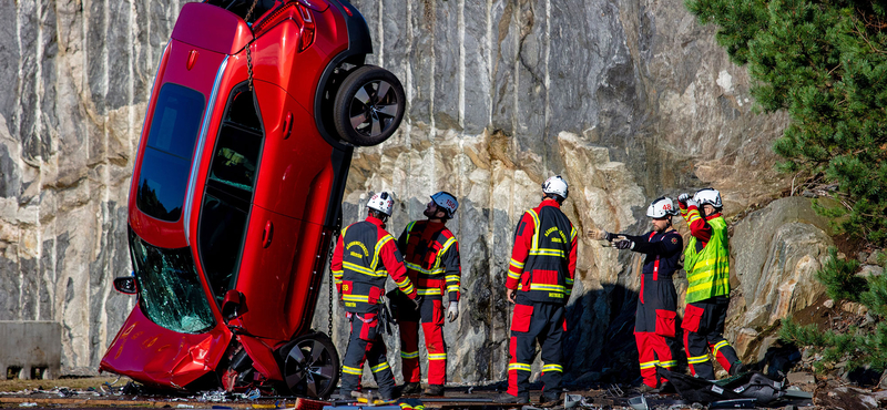 Miért dobál 30 méter magasból az aszfaltra új autókat a Volvo?