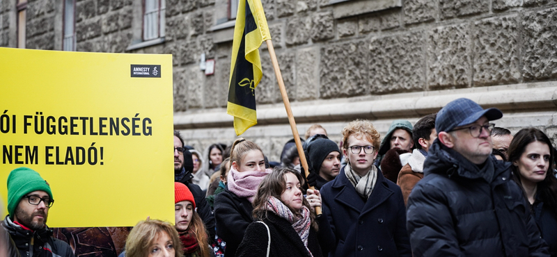 A Parlamenttől az Igazságügyi Minisztériumig vonulnak első tüntetésükön a magyar bírók