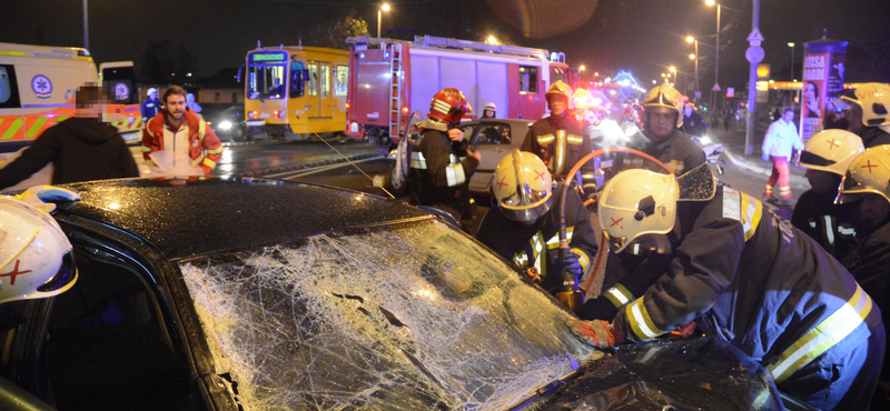 Videó: Le kellett feszíteni a műszerfalat a budapesti balesetben beszorult sofőrről 