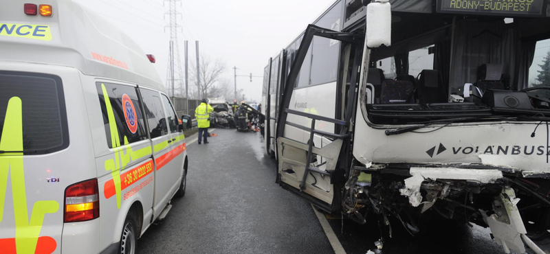 A felismerhetetlenségig összetört a 6-oson autóbusszal karambolozó kocsi - képek