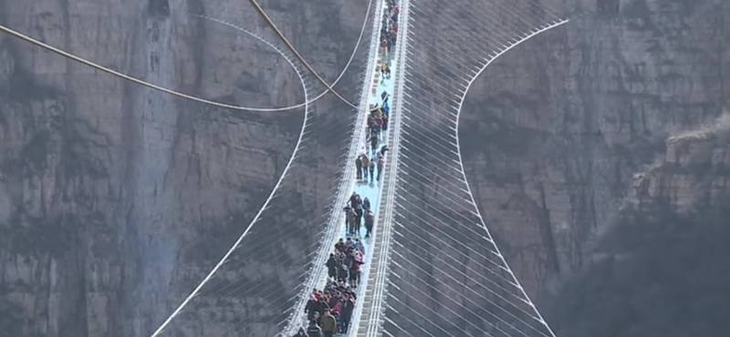 Kínában átadták a világ leghosszabb üveg függőhídját